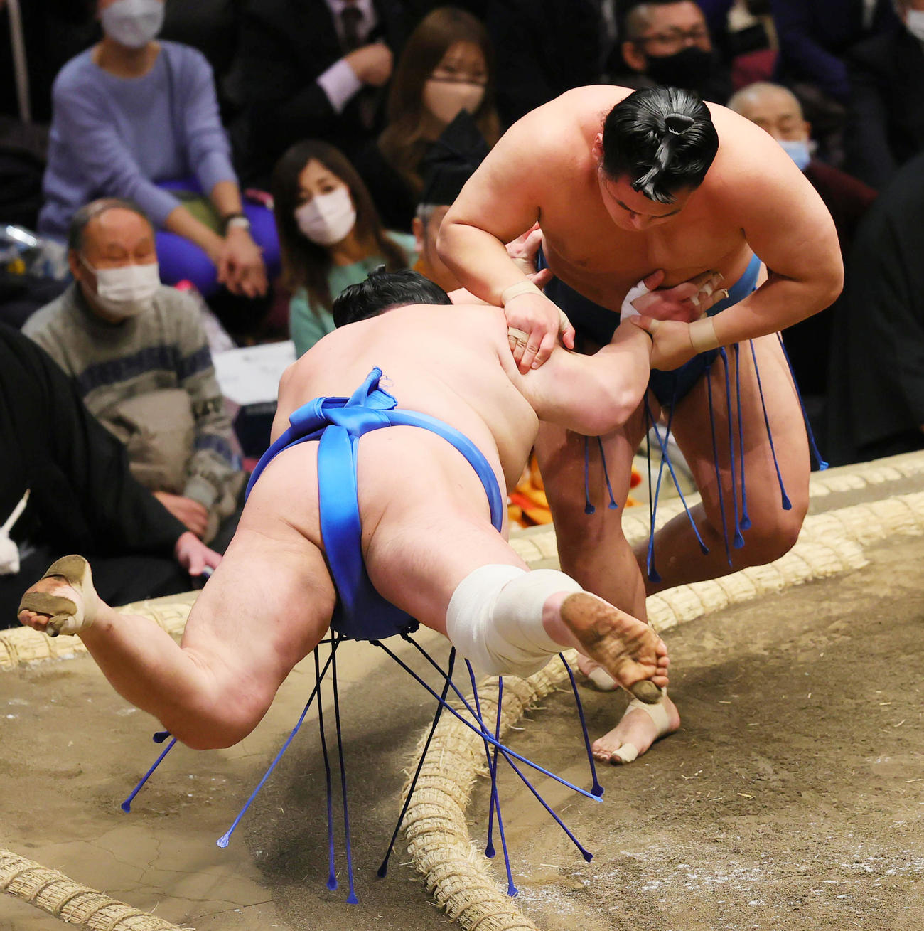 引き落としで北勝富士（右）を破る豊昇龍（撮影・野上伸悟）