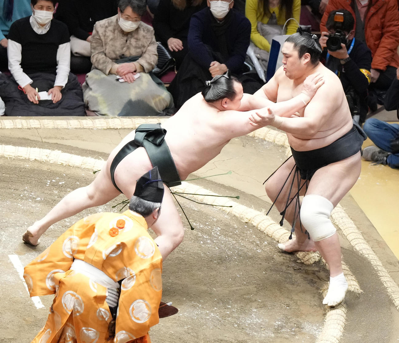 千代翔馬（左）は押し出しで隠岐の海を破る（撮影・小沢裕）