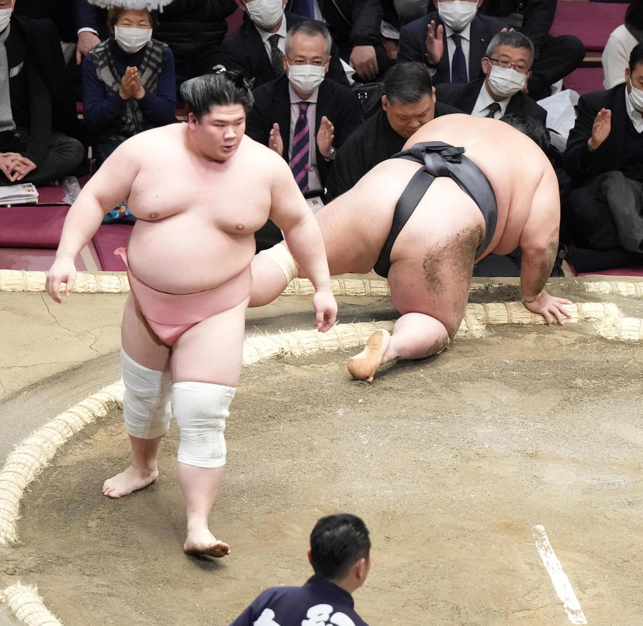 宇良（左）は取り直しの一番で貴景勝を押し倒しで破る（撮影・小沢裕）
