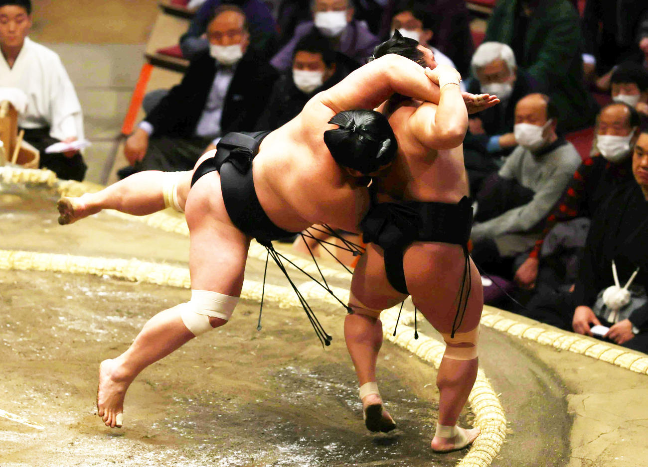 照強（右）を送り出しで破る妙義龍（撮影・野上伸悟）