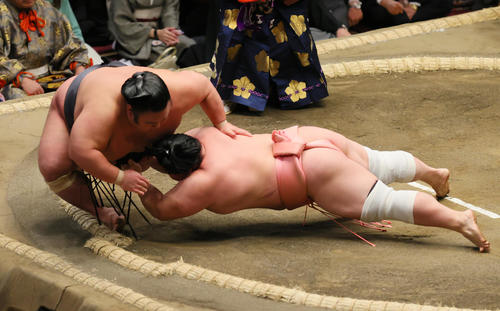 同体で取り直しとなった貴景勝（左）と宇良の一番（撮影・野上伸悟）