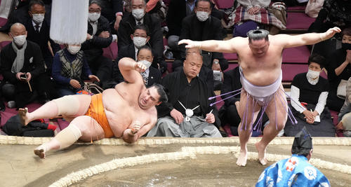 琴恵光（右）は魁聖を突き落としで破る（撮影・小沢裕）