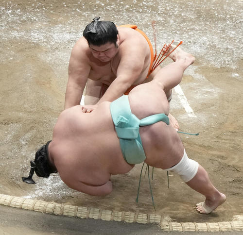 志摩ノ海は天空海（手前）を押し倒しで破る（撮影・小沢裕）