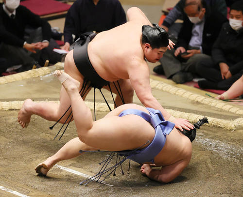 翔猿（下）をはたき込みで破る阿炎（撮影・野上伸悟）