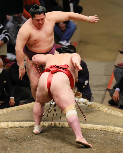 押し出しで遠藤（奥）を破る阿武咲（撮影・野上伸悟）