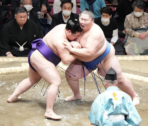 逸ノ城（右）を攻める明生（撮影・小沢裕）