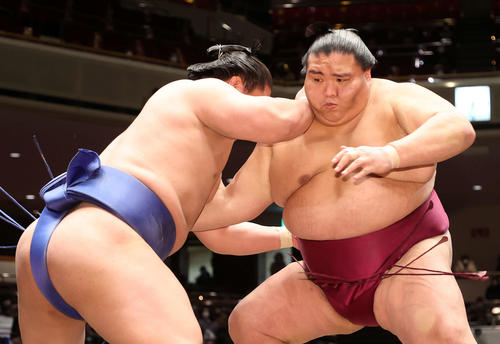 若隆景（左）を攻める御嶽海（撮影・鈴木正人）