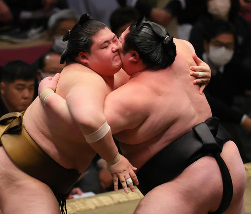 剣翔（右）と顔を合わせる王鵬（撮影・野上伸悟）