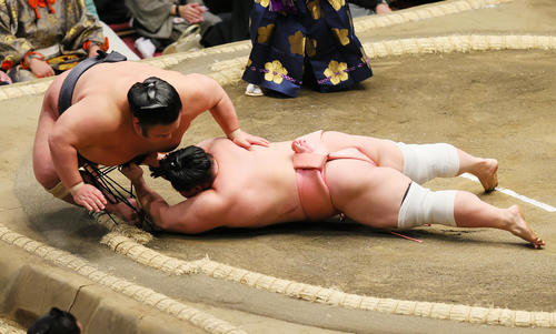 同体で取り直しとなった貴景勝（左）と宇良の一番（撮影・野上伸悟）