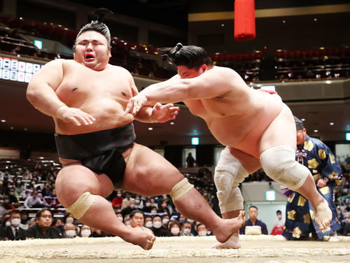 貴景勝（左）を押し倒しで破る宇良（撮影・鈴木正人）