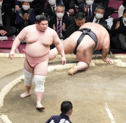 宇良（左）は取り直しの一番で貴景勝を押し倒しで破る（撮影・小沢裕）