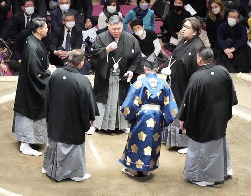 貴景勝と宇良の一番で物言いが付き協議する審判団（撮影・小沢裕）