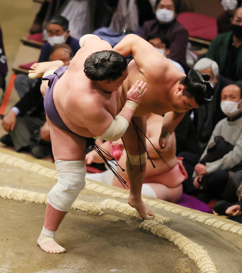 上手投げで霧馬山（右）を破る照ノ富士（撮影・野上伸悟）