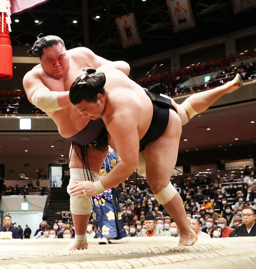 霧馬山（右）を上手投げで破る照ノ富士（撮影・鈴木正人）
