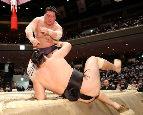 霧馬山（手前）を上手投げで破る照ノ富士（撮影・鈴木正人）