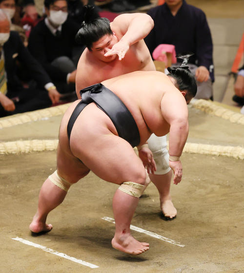 取り直しの一番で貴景勝（手前）をいなす宇良（撮影・野上伸悟）