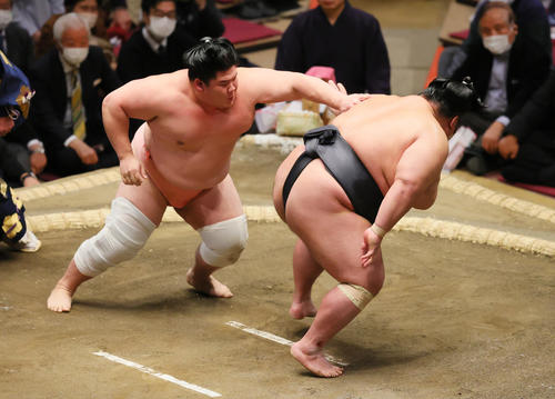 取り直しの一番で貴景勝（手前）をいなす宇良（撮影・野上伸悟）
