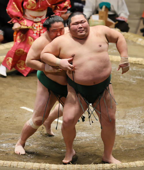 千代大龍（手前）を送り出しで破る佐田の海（撮影・野上伸悟）