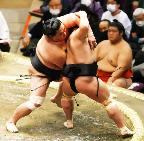 照強（右）を送り出しで破る妙義龍（撮影・野上伸悟）