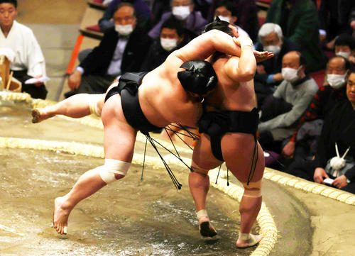 照強（右）を送り出しで破る妙義龍（撮影・野上伸悟）