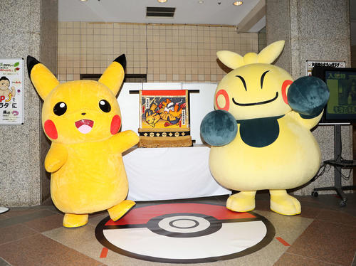 ポケモンの化粧まわしの前でポーズ決めるピカチュウ（左）とマクノシタ（撮影・鈴木正人）