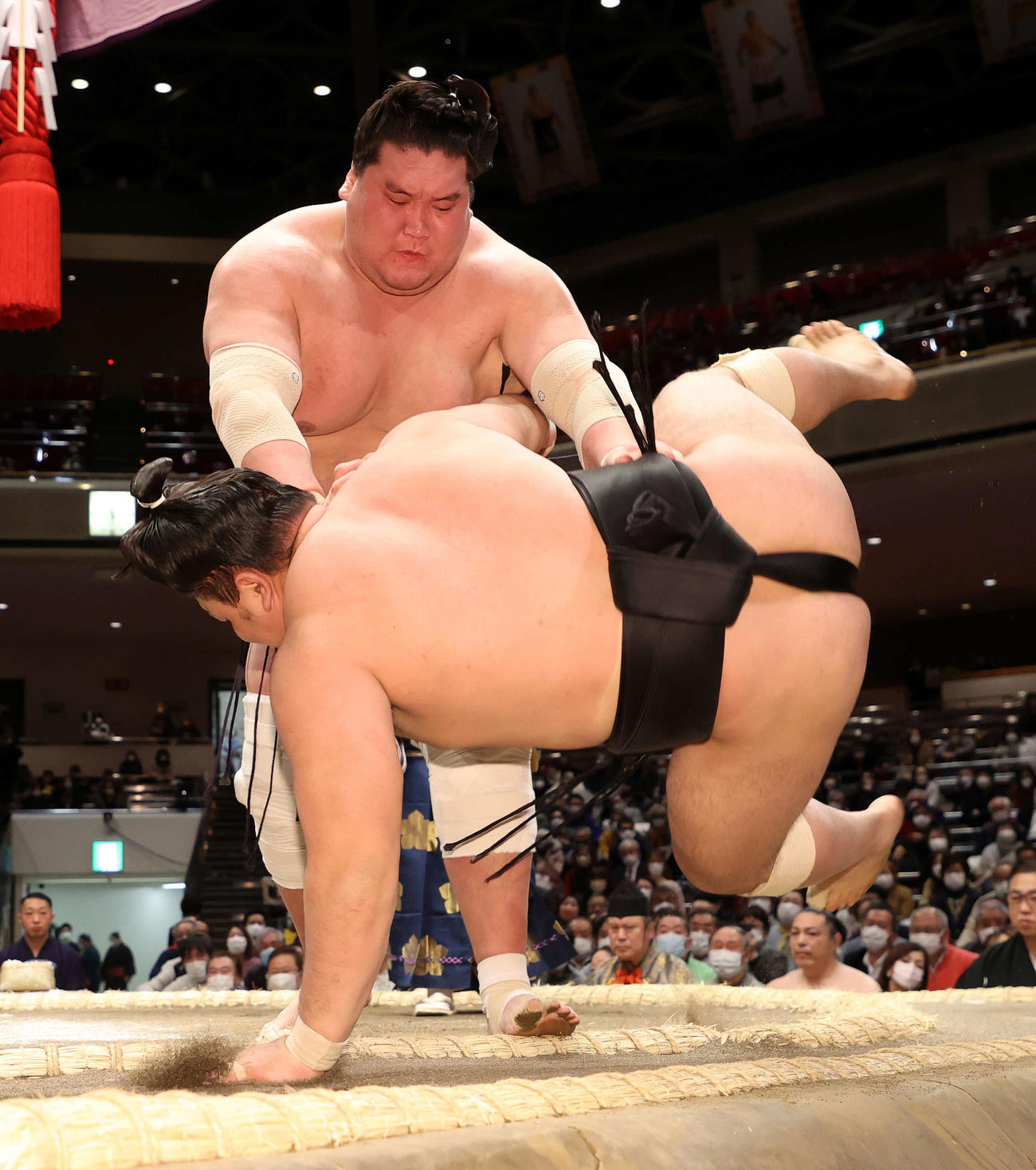 霧馬山（手前）を上手投げで破る照ノ富士（撮影・鈴木正人）