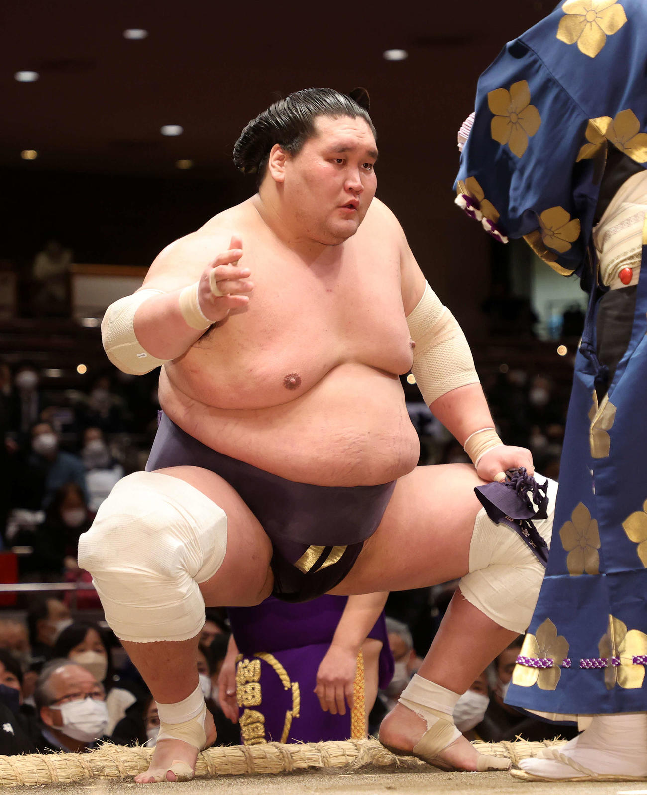 懸賞金を受け取る照ノ富士（撮影・鈴木正人）