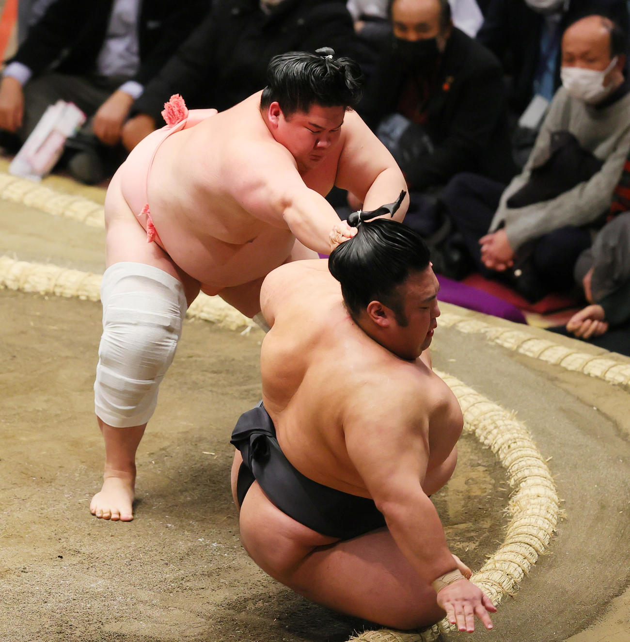 取り直しの一番で貴景勝（手前）を押し倒しで破る宇良（撮影・野上伸悟）