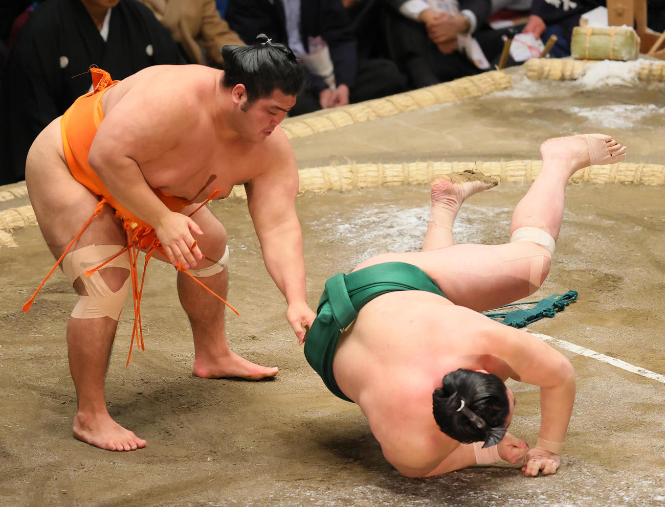 佐田の海（右）を上手出し投げで破る志摩ノ海（撮影・野上伸悟）