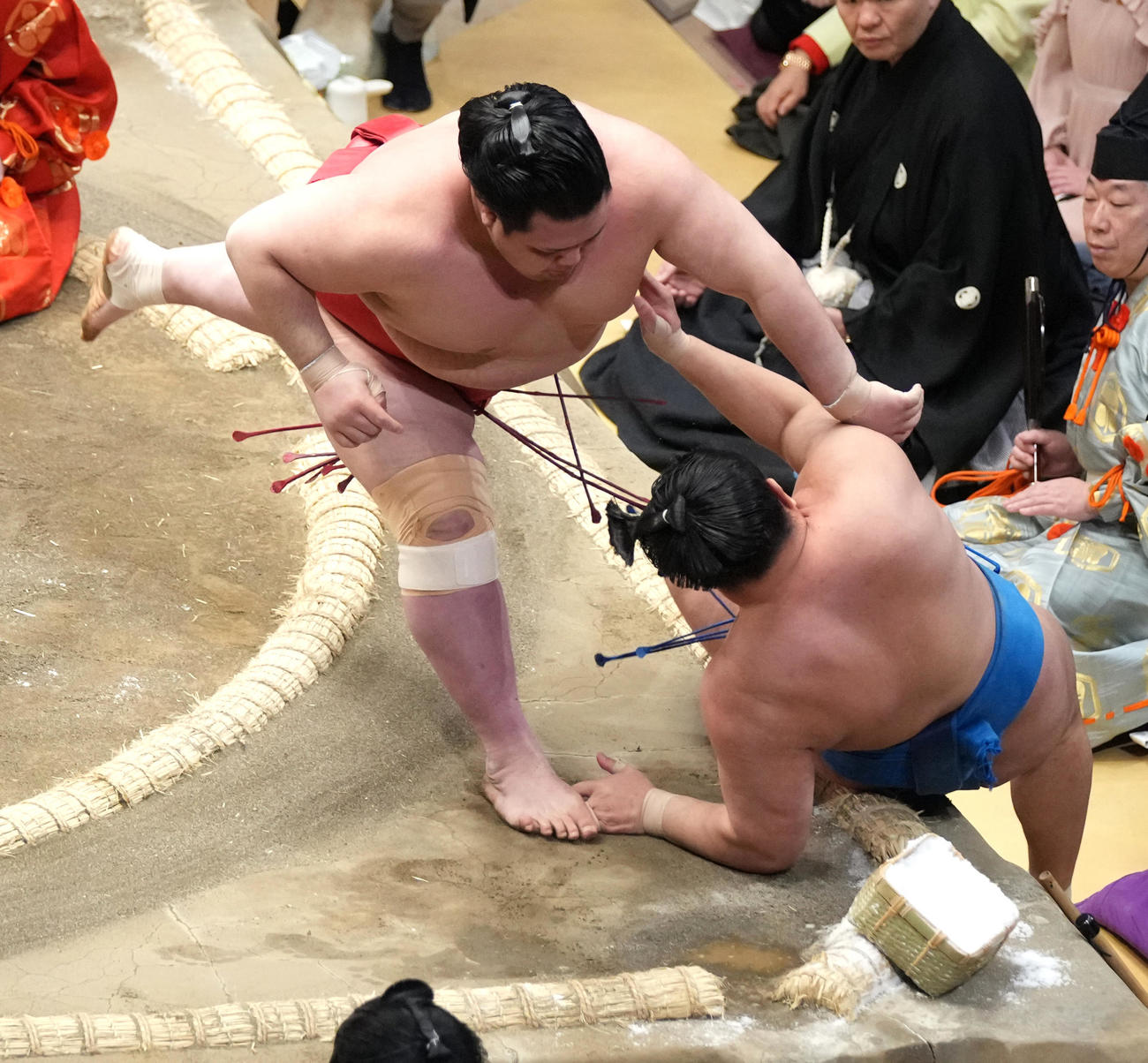 阿武咲（左）は寄り倒しで豊昇龍を破る（撮影・小沢裕）