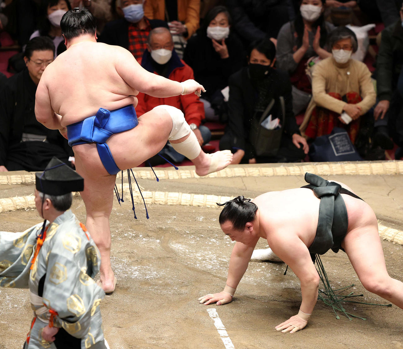 千代翔馬（右）を上手出し投げで破った北勝富士（撮影・鈴木正人）