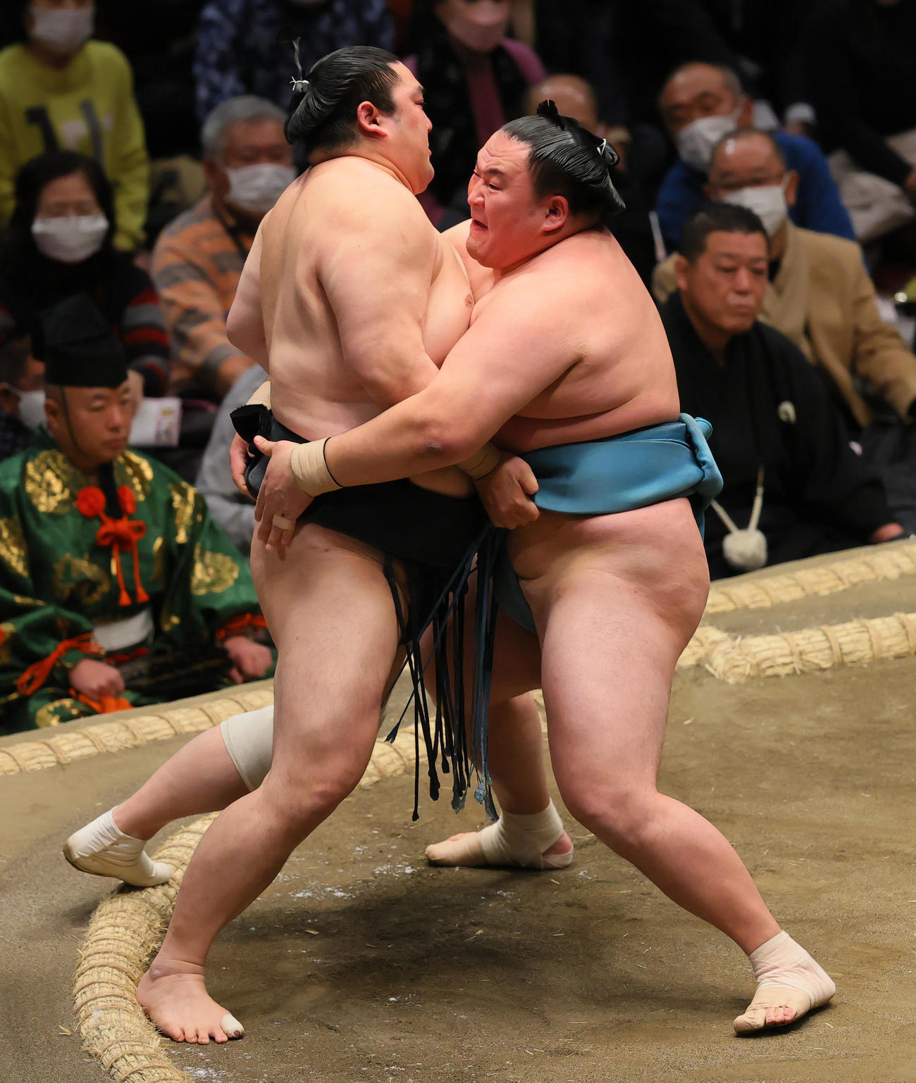 寄り切りで隠岐の海（左）を破る玉鷲（撮影・野上伸悟）