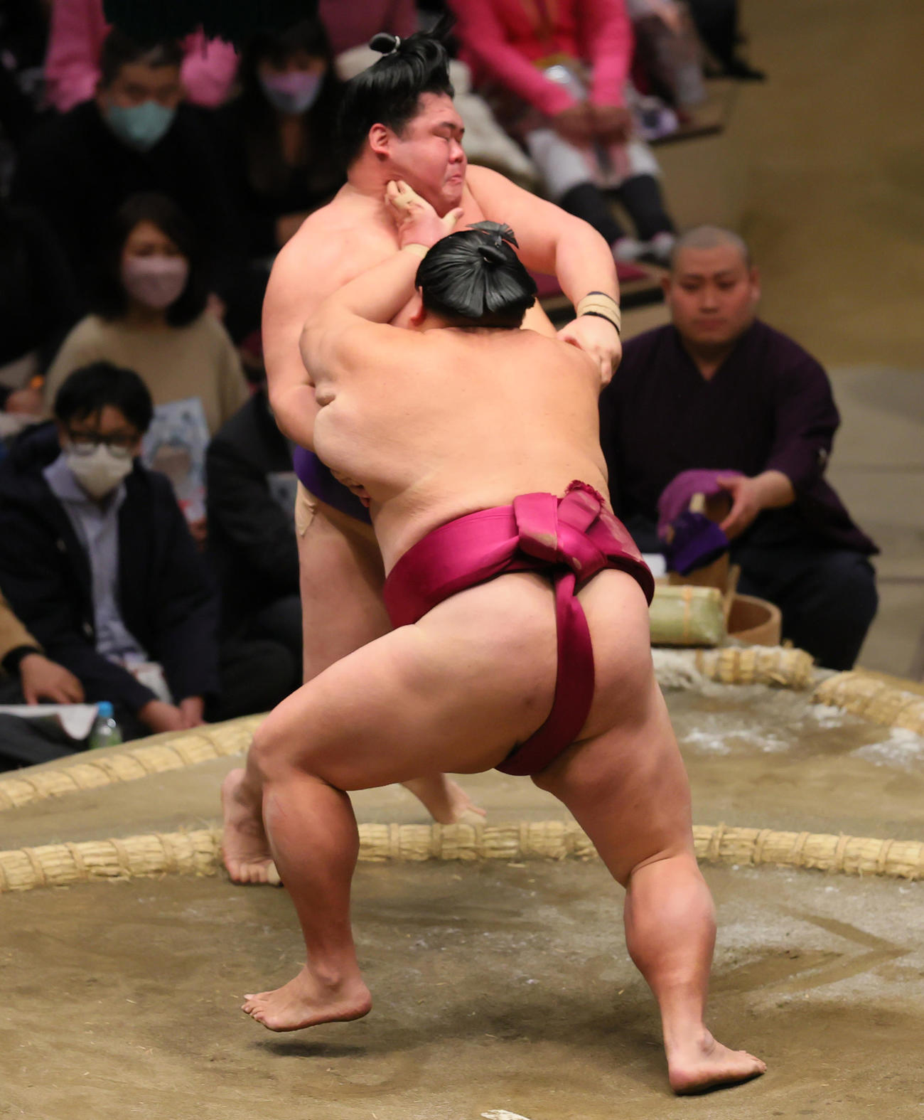 取り直しの一番で、明生（奥）を押し出しで破る御嶽海（撮影・野上伸悟）