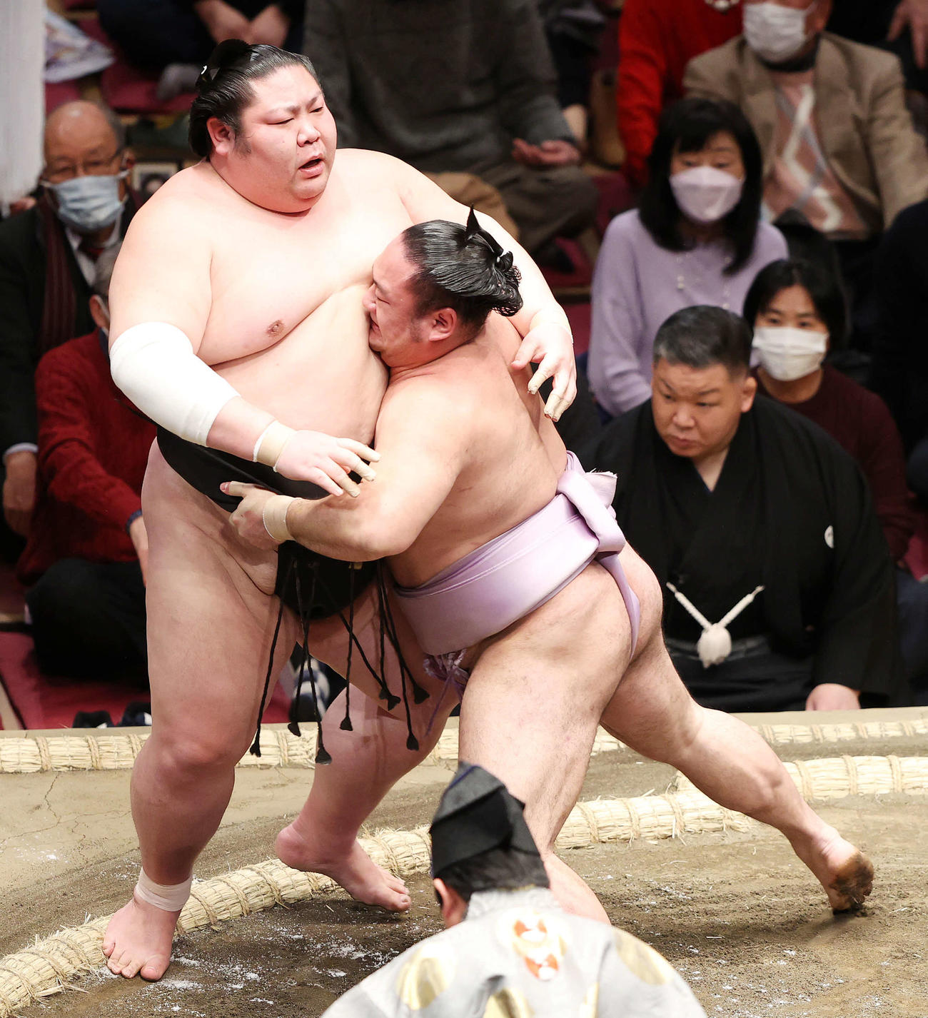 剣翔（左）を寄り切りで破る琴恵光（撮影・鈴木正人）