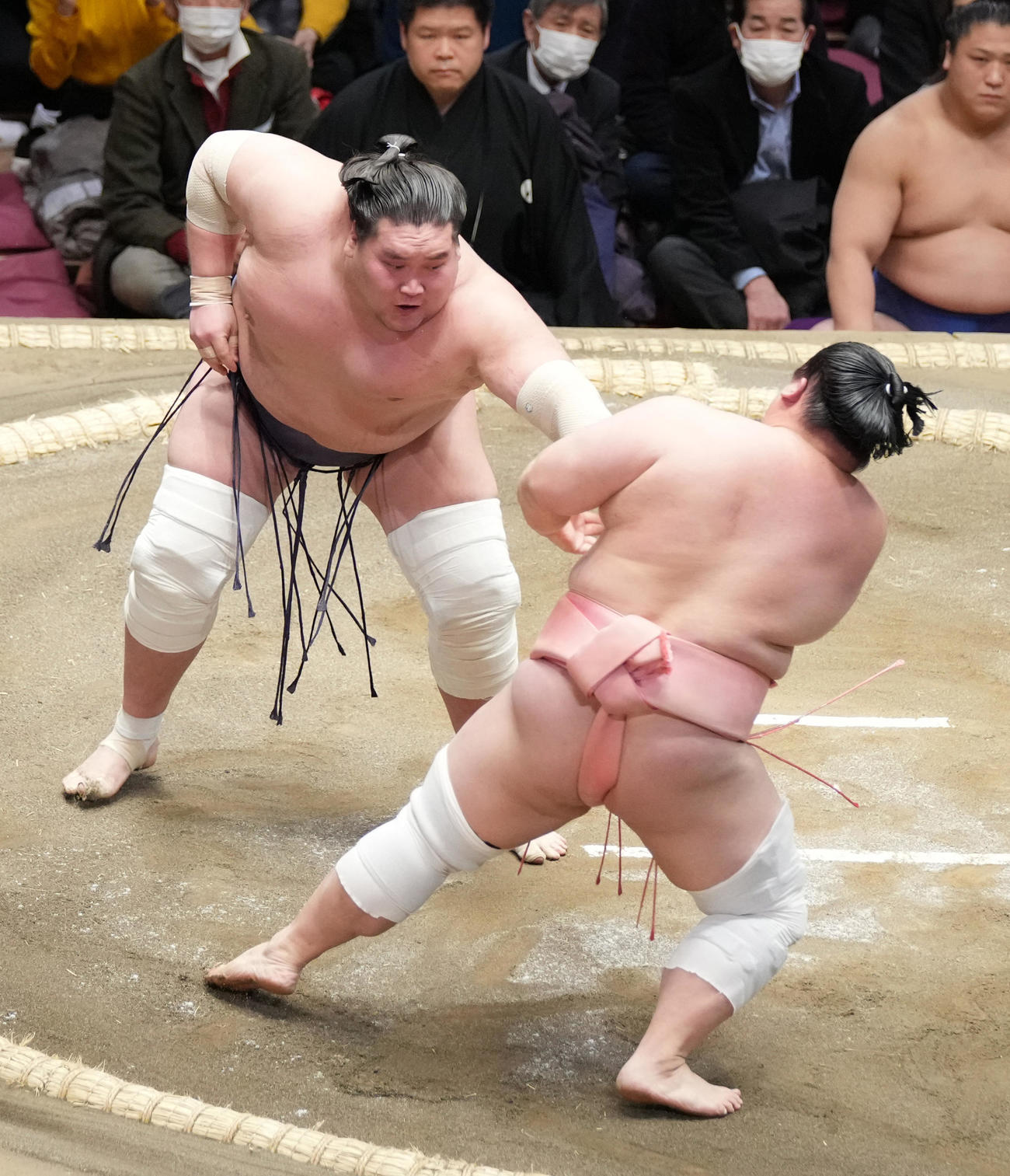 照ノ富士（左）は突き倒しで宇良を破る（撮影・小沢裕）