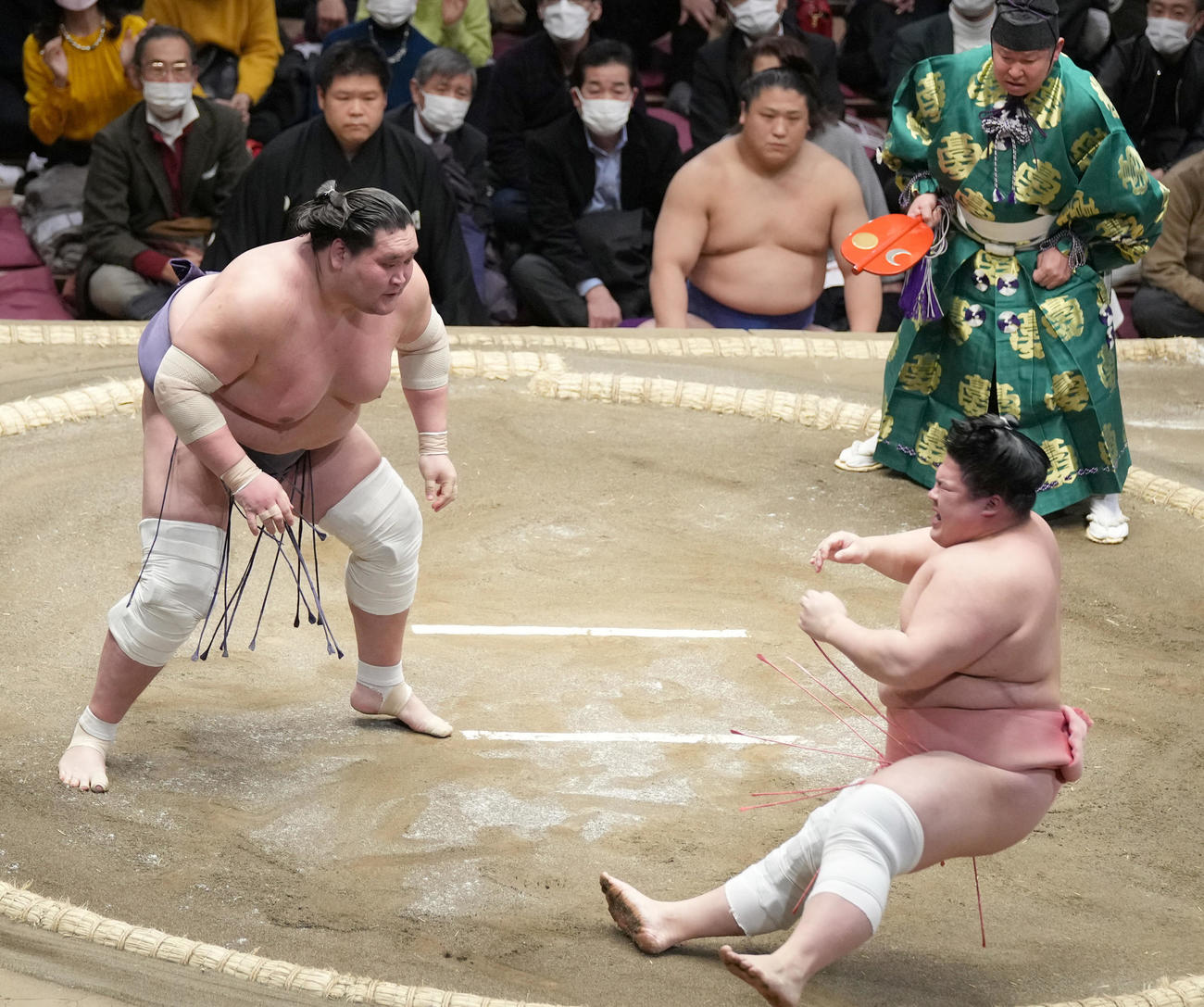 照ノ富士（左）は突き倒しで宇良を破る（撮影・小沢裕）