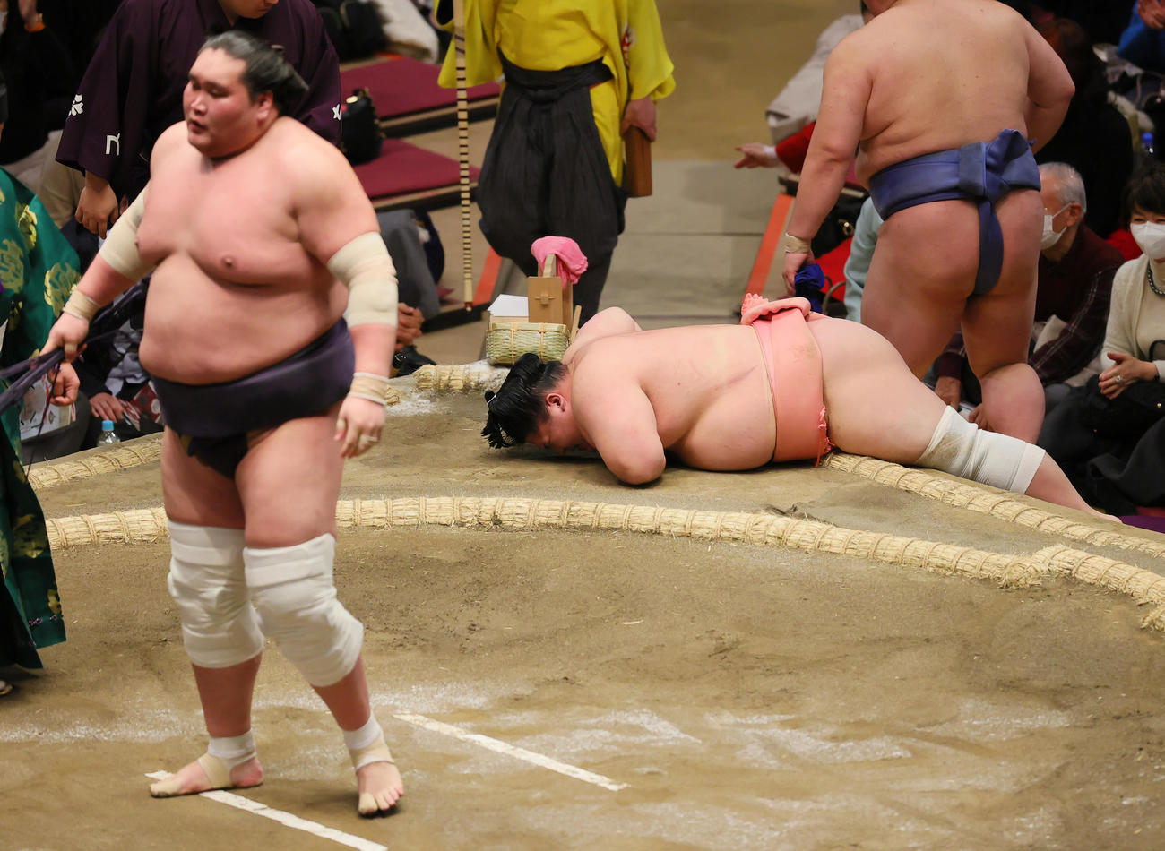 照ノ富士（手前）に敗れ、無念の表情で土俵にうずくまる宇良（撮影・野上伸悟）