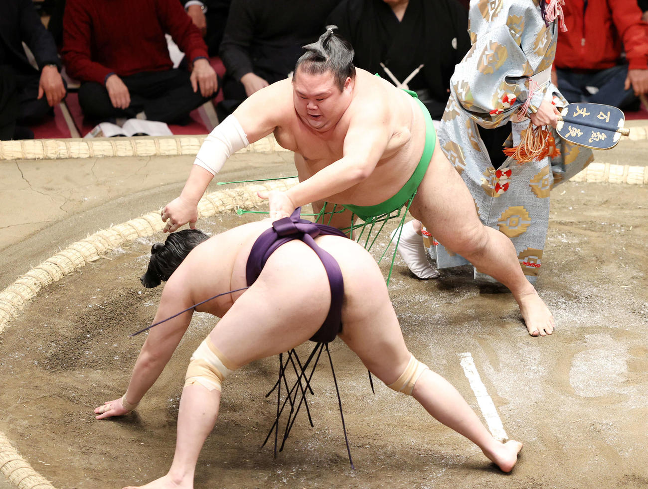 一山本（手前）をはたき込みで破る千代丸（撮影・鈴木正人）
