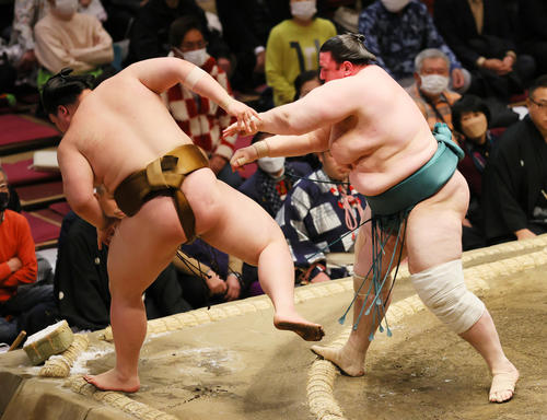 押し出しで王鵬（左）を破る碧山（撮影・野上伸悟）