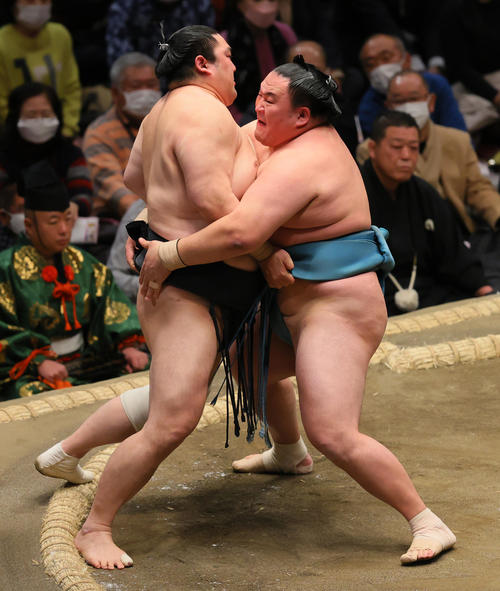 寄り切りで隠岐の海（左）を破る玉鷲（撮影・野上伸悟）