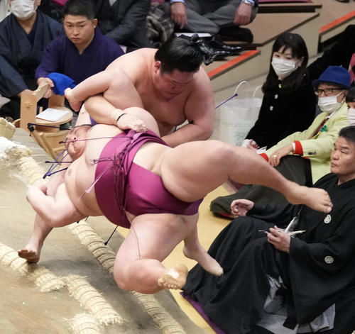 明生と御嶽海（手前）の一番は物言いが付き同体で取り直しとなる（撮影・小沢裕）