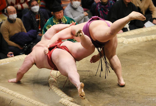 下手投げで隆の勝（左）を破る遠藤（撮影・野上伸悟）
