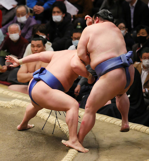 正代（右）を寄るも、勇み足で敗れる若隆景（撮影・野上伸悟）