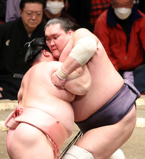 宇良（左）を攻める照ノ富士（撮影・鈴木正人）