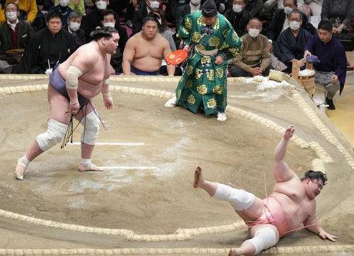 照ノ富士（左）は突き倒しで宇良を破る（撮影・小沢裕）