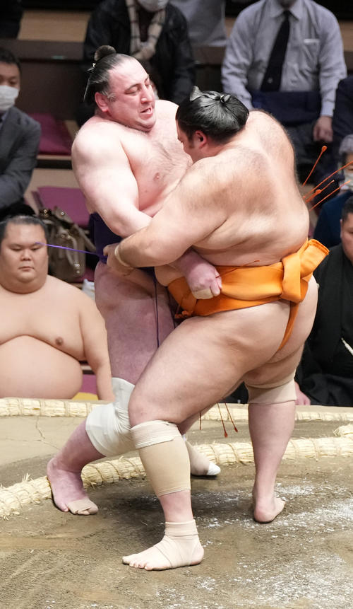 魁聖（右）は寄り切りで栃ノ心を破る（撮影・小沢裕）