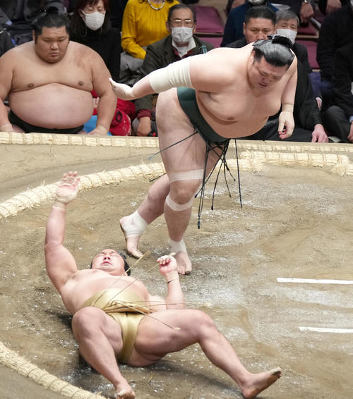 豊山は石浦（左）をはたき込みで破る（撮影・小沢裕）