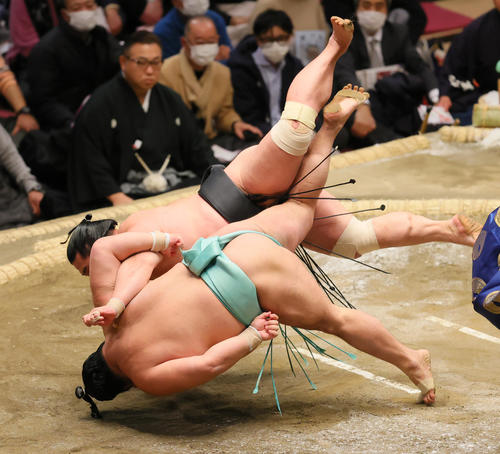 すくい投げで天空海（手前）を破る妙義龍（撮影・野上伸悟）
