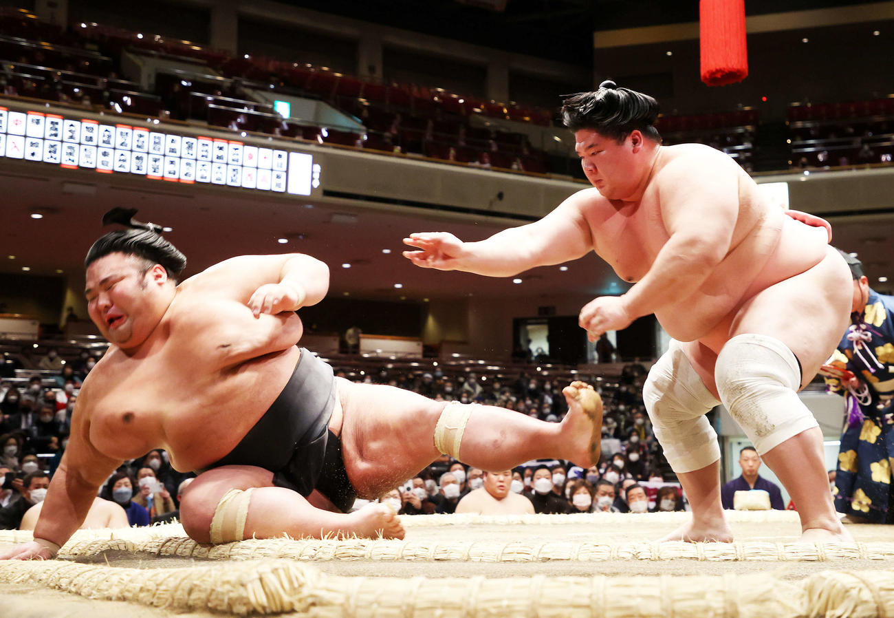 貴景勝（左）を押し倒しで破る宇良（撮影・鈴木正人）