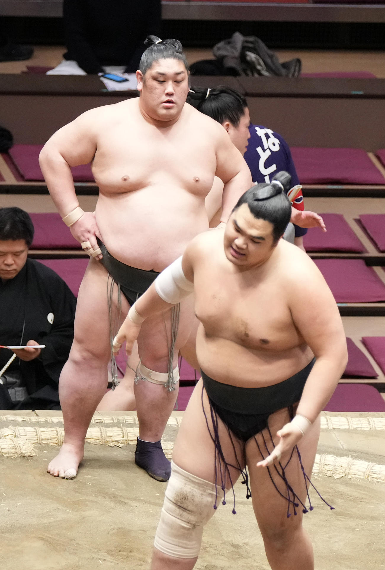 千代栄は北青鵬（手前）を突き落としで破る（撮影・小沢裕）